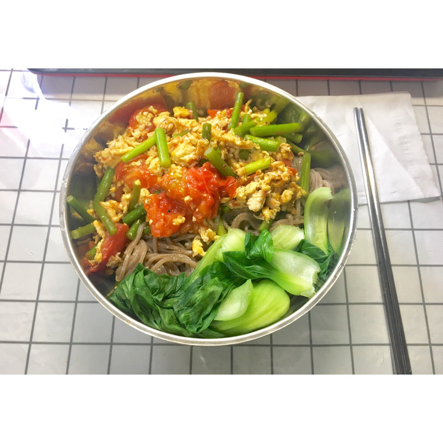 中午饭 鸡蛋西红柿蒜薹少油炒了一下清水煮青菜荞麦面