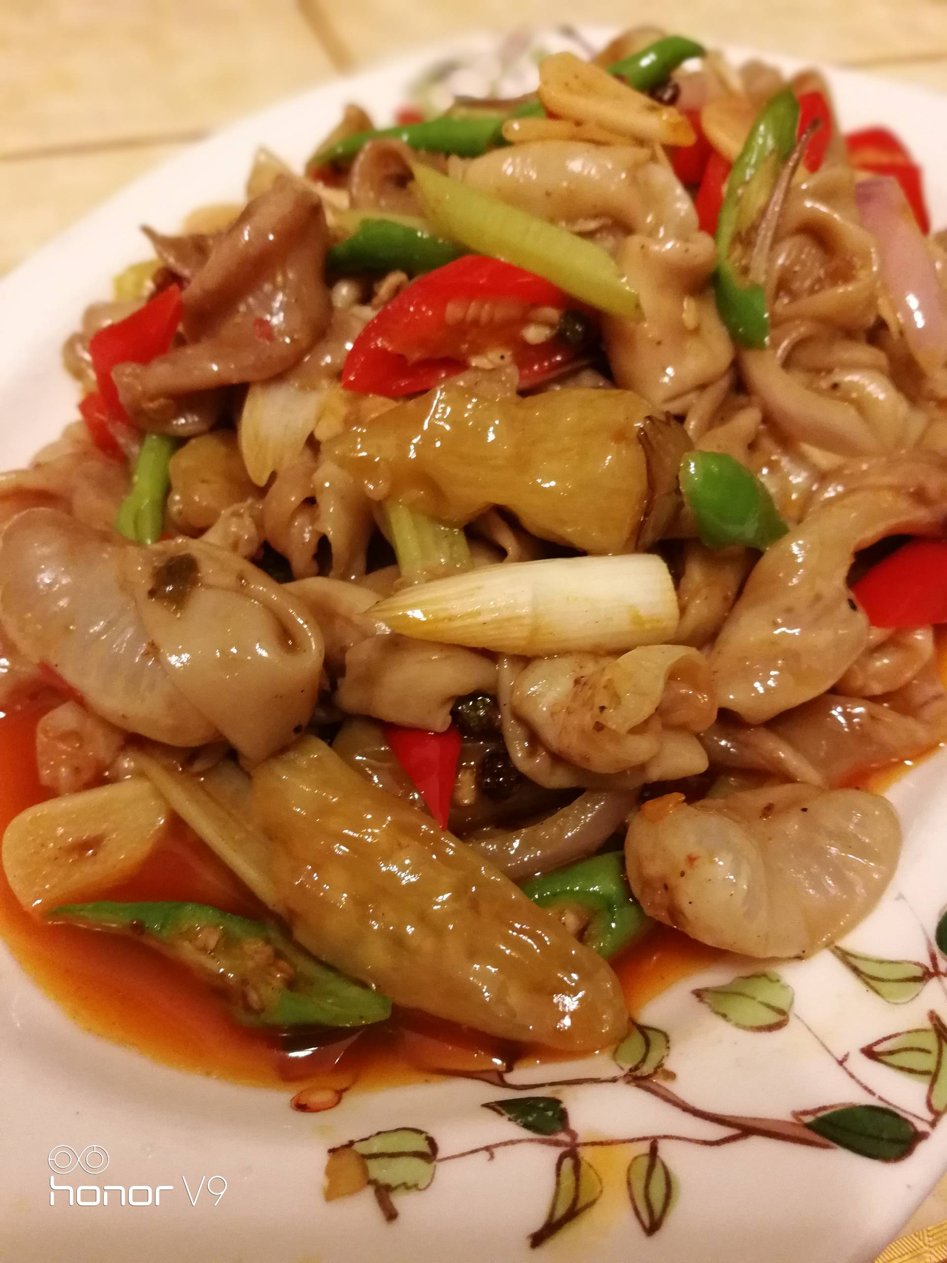 泡椒鱼肚~新鲜鱼肚洗净焯水,泡红椒,泡小米辣切滚刀