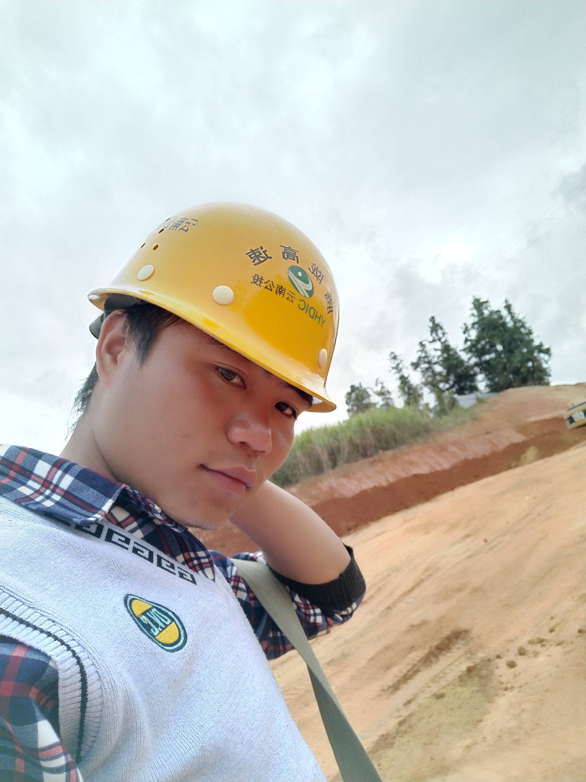 哎天天工地累,人也晒黑了 - 杨pengfei的快手