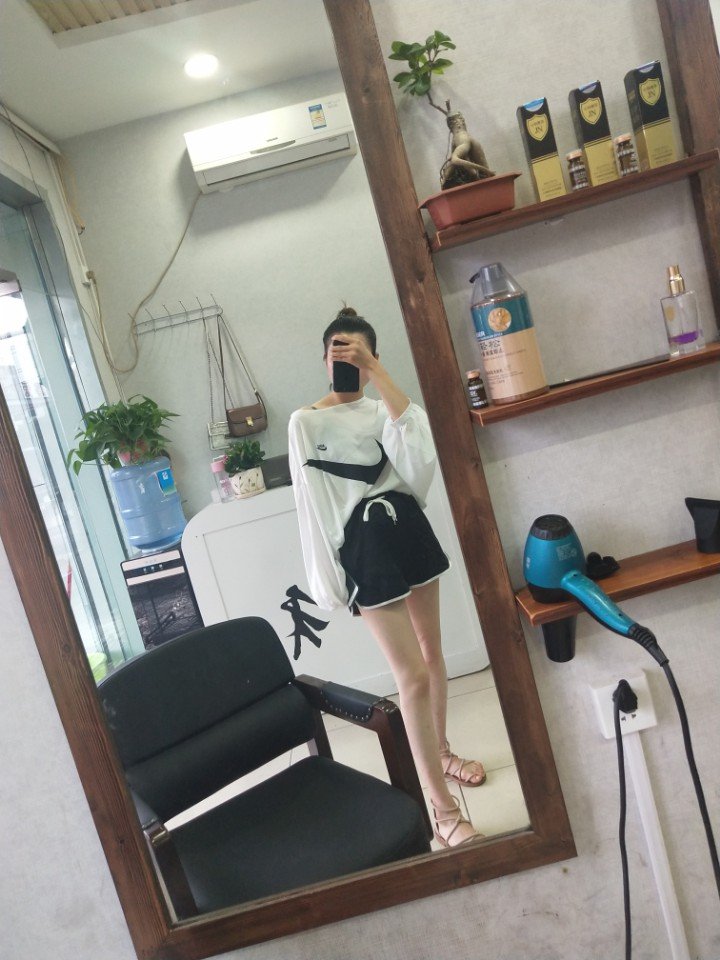 王伊.