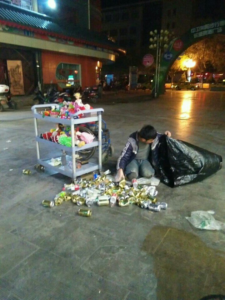 舍弃小家顾大家的胡雷先生,跪着走的巨人,24岁的残疾人胡雷,身残志不